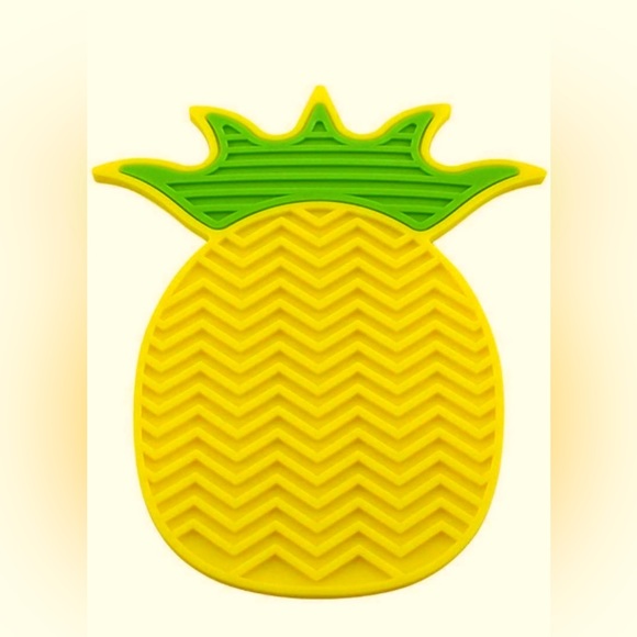 9 Pineapple Shaped Silicone Makeup Brush Cleaning Mats. - Picture 1 of 3